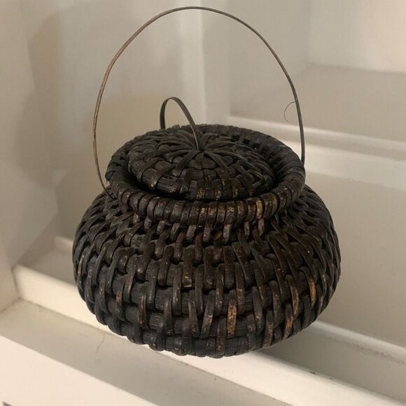 Hand Woven African Lidded Basket - Picture 1 of 4